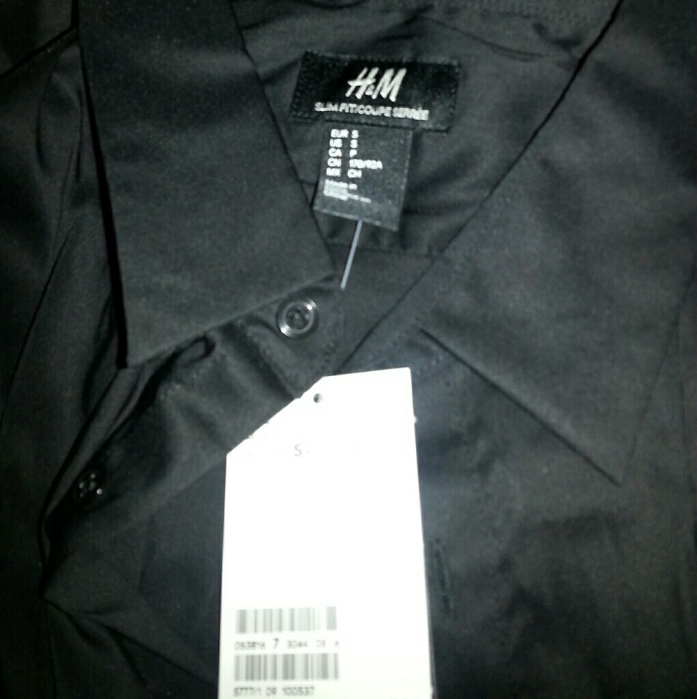 Men's NWT black dress shirt. Slim fit.